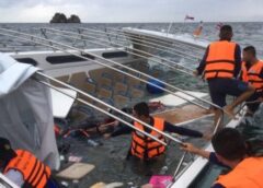 สตูล I ตำรวจท่องเที่ยว ช่วยเหลือนักท่องเที่ยว จากเรือสปี๊ดโบ๊ท เจอคลื่นลมแรง เกยตื้นที่เกาะเหล็ก