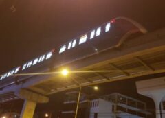 นนทบุรี I เหล็กรางรถไฟฟ้าสายสีชมพูร่วงหล่นใส่รถ 3 คัน เกี่ยวสายไฟฟ้า