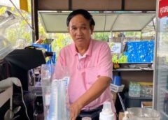 นนทบุรี I เตือนภัย ลุงวัย 68 ปี เจ้าของร้านกาแฟผวา! ถูกลูกค้ายื่นซองขอบริจาคเงิน อ้างพ่อเสียชีวิต