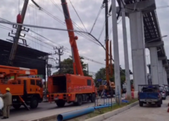 นนทบุรี I เจ้าหน้าที่เร่งเก็บกู้รางเหล็กจ่ายกระแสไฟฟ้ารถไฟฟ้าสีชมพู