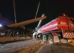 สมุทรสาคร I รถบรรทุกน้ำพุ่งชนเสาไฟฟ้าขนาดใหญ่หักทับรถ พบคนขับมีอาการคล้ายมึนเมา