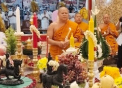 สุพรรณบุรี I พุทธศาสนิกชนร่วมสวดมนต์ข้ามปีต้อนรับปีใหม่แน่นวัด