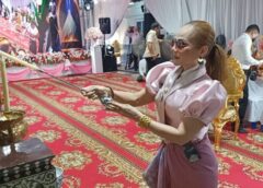 ปทุมธานี I ผอ.ฟ้า ถวายภาพไม้แกะสลักโบราณหลวงปู่ศุข  มอบเจ้าคุณน้อย วัดอินฯ ให้พรปีใหม่ 2567