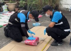 นนทบุรี I เจ้าของบ้านผวาหลังพบกล่องพัสดุปริศนาจ่าหน้าซองถึงลูกสาวที่อยู่ต่างประเทศ ภายในพบผงสีขาวคล้ายยาเสพติด