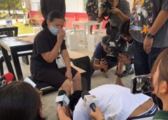 นนทบุรี I มอบตัวแล้วโบ้ทำร้ายร่างกายแฟนสาวเสียชีวิต สำนึกผิดคุกเข่าขอขมาแม่ผู้เสียชีวิต