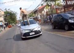 นนทบุรี I สายตรวจกว่า 10 นาย รวบหนุ่มคลั่งพกอาวุธกระโดดปีนขึ้นหลังคารถประชาชนกลางถนนสุดท้ายไม่รอด