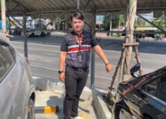 นนทบุรี I ลุงขับเก๋งแต่งตัวดีจอดรถนั่งอุจจาระ-ปัสสาวะ หน้าโชว์รูมนำแก้วกาแฟ ทิชชู่อำพรางหลักฐาน ก่อนขึ้นรถ