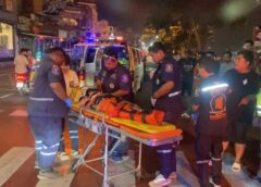 ชลบุรี I วงจรปิดจับภาพวินาทีชีวิต หญิงเร่ร่อนเมานอนกลางถนน เก๋ง จยย.ไม่เห็นเหยียบร่างสาหัส