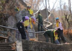 ลพบุรี I กองพลรบพิเศษที่ 1 นำกำลังพลจิตอาสา ทำความสะอาดบันได 3,790 ขัน และ เก็บขยะ ตลอดทางขึ้นเขาวงพระจันทร์