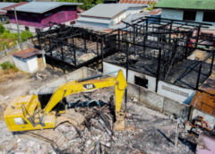 อุบลราชธานี I กองทัพไทยระดมกำลังพลเครื่องจักรเข้าช่วยรื้อถอนบ้านไฟไหม้ 3 ครอบครัวไร้ที่อยู่อาศัย