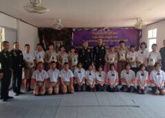 ศรีสะเกษ I หน่วยเฉพาะกิจที่ 1 กองกำลังสุรนารี มอบข้าวสารพระราชทานให้กับ โรงเรียนในโครงการทหารพันธุ์ดี