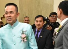 ประธานมูลนิธิมิราเคิลออฟ์ไลน์ เยี่ยมชมบูธสินค้าโอทอปใน งานประกาศเชิดชูเกียรติแก่สื่อฐานันดร 4