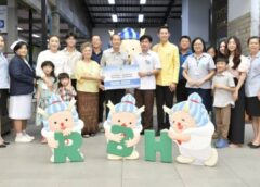 ราชบุรี I นายกเทศมนตรีเมืองโอ่งมังกร พร้อมครอบครัวบริจาคเงินให้กับโรงพยาบาลศูนย์ฯ จำนวน 600,000 บาท