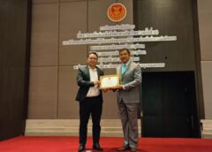 “บิ๊กน้อย” พล.อ.สุรเชษฐ์ ชัยวงศ์ ปธ.กรรมาธิการกีฬา มอบเกียรติบัตรคณะทำงานและผู้สื่อข่าวสายกีฬา