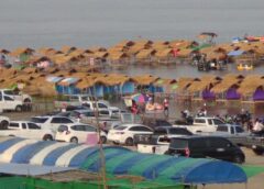 มุกดาหาร I ประชาชนและนักท่องเที่ยว พาครอบครัวลงเล่นน้ำโขง คลายร้อนที่หาดทรายมโนภิรมย์ กันอย่างคึกคัก