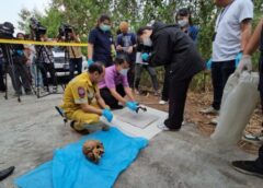 นนทบุรี I เจ้าหน้าที่นิติเวชตรวจสอบชิ้นส่วนกะโหลกศีรษะและชิ้นส่วนสะบักซ้าย พบรอยกระสุนปืน คาดถูกยิงด้านหลังเสียชีวิตก่อนนำศพไปแยกชิ้นส่วน