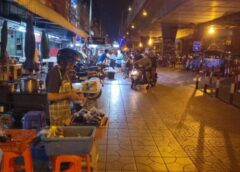 นนทบุรี I พ่อค้าแม่ค้าผวา ! คนโรคจิตโยนขวดโซดาลงมาจากสะพานพระราม 4 บางรายกลัวหัวแตกจนต้องคว้าหมวกกันน็อคมาใส่ขายของ