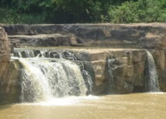 พิษณุโลก I นักท่องเที่ยวจำนวนมาก ยังคงนิยมเดินทางมาลงเล่นน้ำใน น้ำตกสกุโณทยาน เพื่อคลายร้อนกันเป็นจำนวนมาก