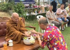 ศูนย์ฝึกฟุตบอลเยาวชนทหารอากาศสรงน้ำหลวงพ่ออลงกตเนื่องในวันสงกรานต์