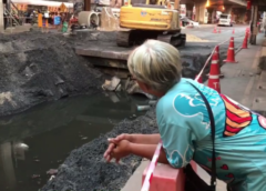 นนทบุรี I ป้าร้านผลไม้ลั่น จะกระโดดน้ำตาย หลังถนนทรุดตัวลึก4เมตร แก้ไขไม่ทันกำหนด