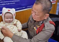 นนทบุรี I สาวอุ้มทารกเข้าแจ้งความ ตำรวจเห็นใจรัดคิวให้ก่อนสุดท้ายทารกเป็นตุ๊กตาหน้าเหมือน ฮายัน ผกก.