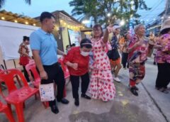 นนทบุรี I ชื่นชมคุณยายวัย 83 ปีโชร์ลีลาเต้นออกกำลังกายลืมแก่ส่งความสุขให้.ผู้สูงอายุรดน้ำดำหัวขอพรสงกรานต์ วันไหลบัวทองธานี