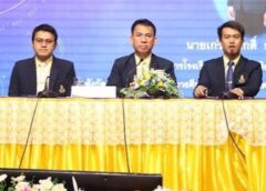 นครสวรรค์ I ผู้อำนวยการโรงเรียนนวมินทราชูทิศ มัชฌิมร้องเพลง รับบริจาคเงินเพื่อซื้อกล้องวงจรปิดและกั้นห้องพยาบาล