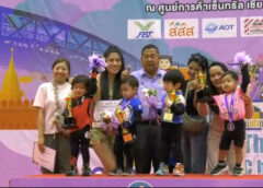 เสธ.หมึก” ใจดีแจกของขวัญเด็ก ๆ ศึกหนูน้อยขาไถชิงแชมป์ภาคอีสาน