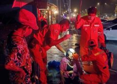 นนทบุรี I ยายวัย 71 ตกท่อระบายน้ำ เจ้าของโครงการ แจง คาดถูกคนร้ายขโมยฝากั้นไม้พาเลท พร้อมเร่งติดต่อเยียวยาคุณยาย