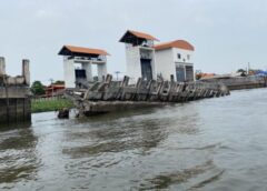 นนทบุรี I ชาวบ้านเดือดร้อนหลังเขื่อนแตกไม่สามารถเดินสัญจรได้ แถมมีน้ำขังเน่าเสีย