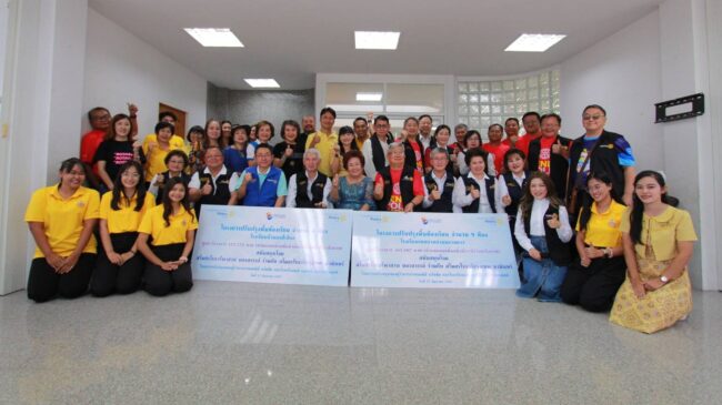 นครสวรรค์ I สโมสรโรตารี่กรุงเทพฯนวมินทร์และสโมสรโรตารี่พาสาน สนับสนุนงบประมาณปูกระเบื้องให้โรงเรียน