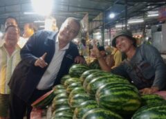 นครสวรรค์ I พลตำรวจเอกสมศักดิ์ จันทะพิงค์ นำทีม ลุยหาเสียงตลาดโรงสีหนองเบน เจอแฟนคลับเพียบ