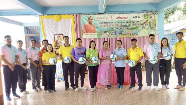 โครงการคนละลูก ลุยเมืองหมูย่าง มอบลูกฟุตบอลมิกาซ่าพร้อมเปิดคลีนิคฟุตบอลที่โรงเรียนบ้านเหนือคลอง จังหวัดตรัง