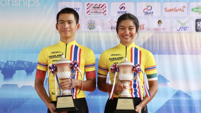 พงศ์พีระ-ธนภรณ์” นักปั่นดาวรุ่งทีมชาติ ผงาดแชมป์ ปทท. เสือภูเขา ครอสคันทรี่ พร้อมคว้ารางวัลนักกีฬายอดเยี่ยมทั้ง 2 คน