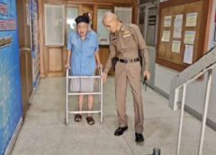 นนทบุรี I ชื่นชมตำรวจ ดูแลคุณปู่ วัย 90 ปี หลงทางขึ้นมาบน สภ.เมืองนนท์ ส่งจนถึงมือครอบครัวอย่างปลอดภัย