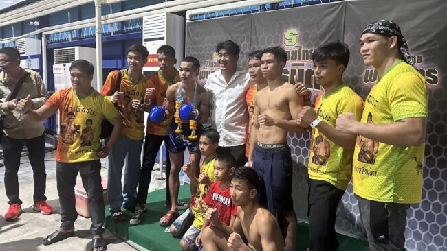 เหรียญทองโอลิมปิกคนแรกร่วมแสดงความยินดี