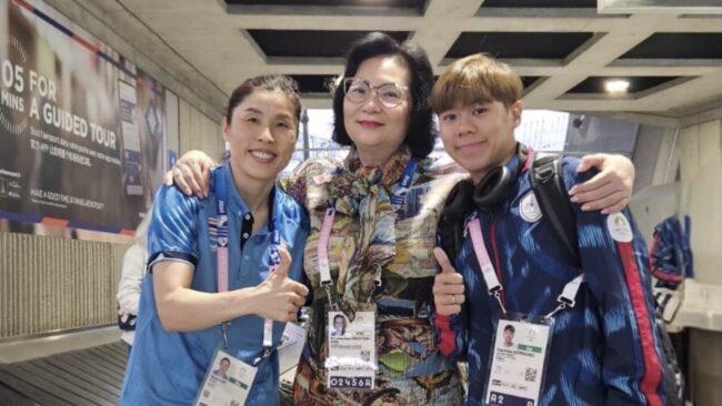 ทีมแบดมินตันไทยชุดแรก เดินทางถึงปารีส