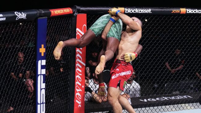 บิลาล มูฮัมหมัด ไล่ปล้ำต้อนแต้ม เอ็ดเวิร์ดส กระชากแชมป์ UFC รุ่นเวลเตอร์เวต