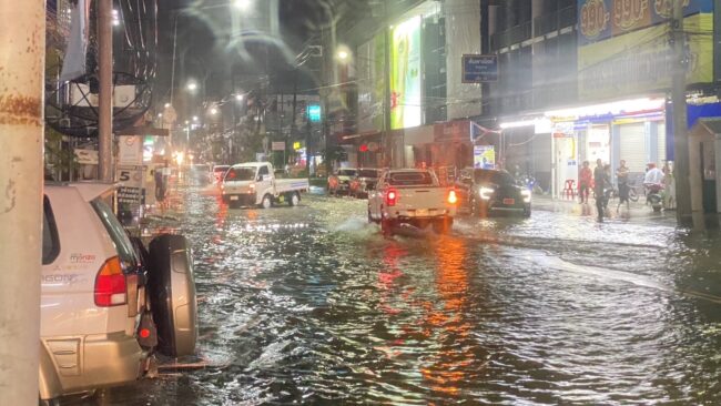 มุกดาหาร I ฝนตกติดต่อกันหลายชั่วโมง น้ำเอ่อล้นท่วมถนนและชุมชน