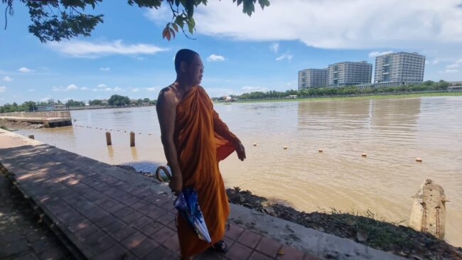 นนทบุรี I เจ้าอาวาสวัดเชิงเลน วอนหน่วยงานที่เกี่ยวข้องเข้าแก้ไขเขื่อนกันน้ำที่ทรุดตัว