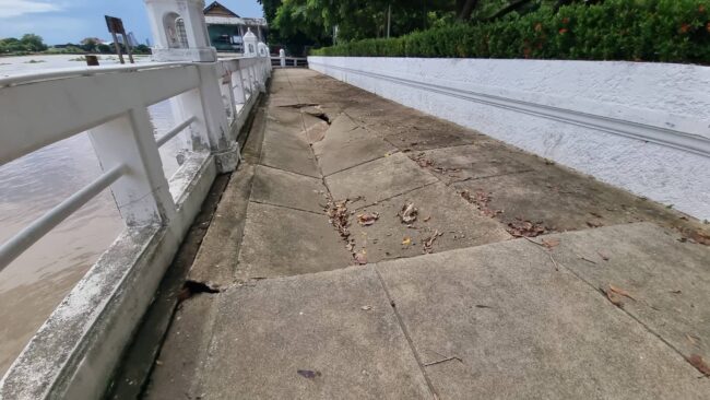 นนทบุรี : ทางเดินริมเขื่อนวัดเฉลิมพระเกรียติ ชำรุดทรุดตัวและแตกร้าว