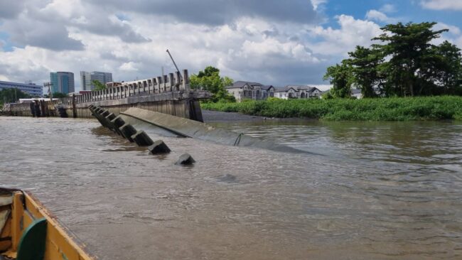 นนทบุรี : เขื่อนกั้นเจ้าพระยาพังนานกว่า 4 เดือน ยังไม่ซ่อม ชาวบ้านหวั่นน้ำทะลักเข้าชุมชน