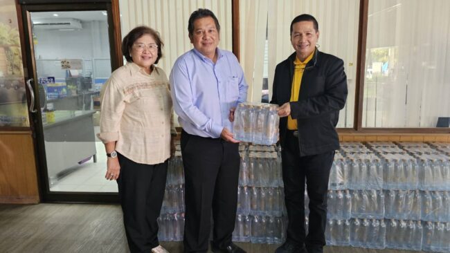 นครสวรรค์ I เดอะ จี บริจาคน้ำ 100 แพ็ค ให้ อบจ. นำไปมอบผู้ป่วยติดเตียง คนชรา ผู้พิการ