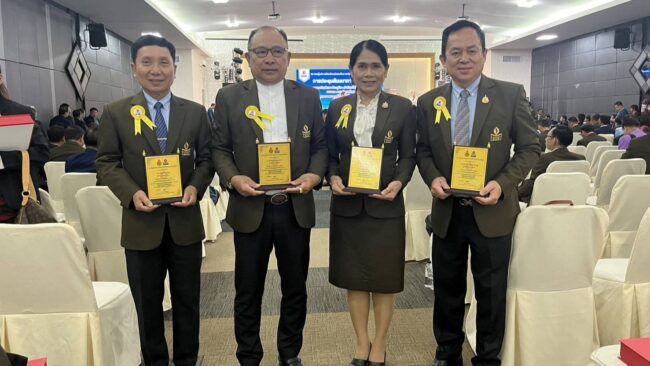 นครสวรรค์ : ผู้บริหารโรงเรียนมัธยมศึกษา สำนักงานเขตฯ รับโล่เชิดชูเกียรติ เกษียณอายุราชการ จำนวน 5 คน