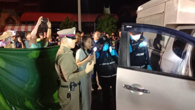 สมุทรสาคร : หนุ่มวัย 33 ปีหึงโหด จ่อยิงหัวหนุ่มรับจ้างวัย 41 ปี ระยะเผาขนตายคารถ