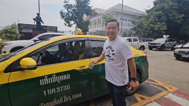 นนทบุรี I ลุงแท็กซี่ตกใจหลังผู้โดยสารหายนานกว่าครึ่งชั่วโมงขณะขับมาส่งที่โรงพัก สุดท้ายถึงบางอ้อ