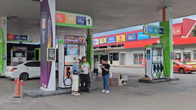 นนทบุรี : กระบะชิ่ง เติมน้ำมันไม่จ่าย เด็กปั๊มใจถึงกระโดดขึ้นท้ายรถได้รับบาดเจ็บสาหัส