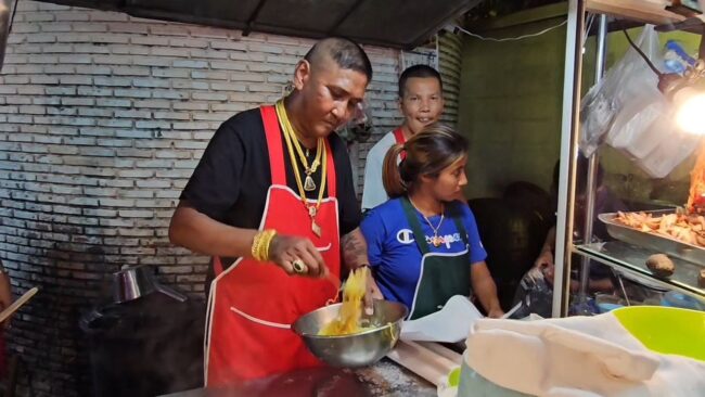 นนทบุรี :​ เสี่ยเค้ก พ่อค้าขายบะหมี่เกี๊ยว​ เข้าปรึกษาสื่อและทนายดัง​ หลังถูกสรรพากรตรวจสอบ​