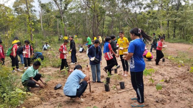 มุกดาหาร I ประชาชน นักเรียน ในพื้นที่ตำบลบ้านโคก ร่วมใจกันจัดกิจกรรม ปลูกป่า เพื่อเฉลิมพระเกียรติ