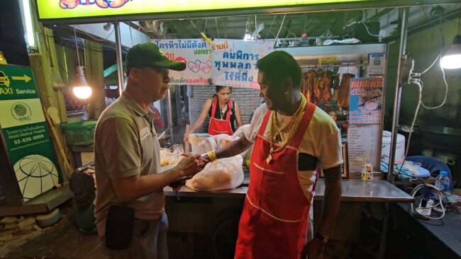 นนทบุรี : เสี่ยเค้กตู้ทองเคลื่อนที่เจ้าของร้านบะหมี่เกี๊ยวชื่อดัง เตรียมซื้อสร้อยคอหนัก 100 บาท